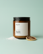 Puff Candles Leyla Soya Mumu, amber kavanozda okyanus, limon ve bergamot kokulu doğal mum