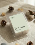 PUFF No.19 Reçine çam kokulu soya wax melts, çam dalları ve doğal dekor üzerinde ürün görseli