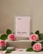 PUFF No.20 Gonca gül kokulu soya wax melts, pembe gül çiçekleri ve doğal dekor üzerinde ürün görseli