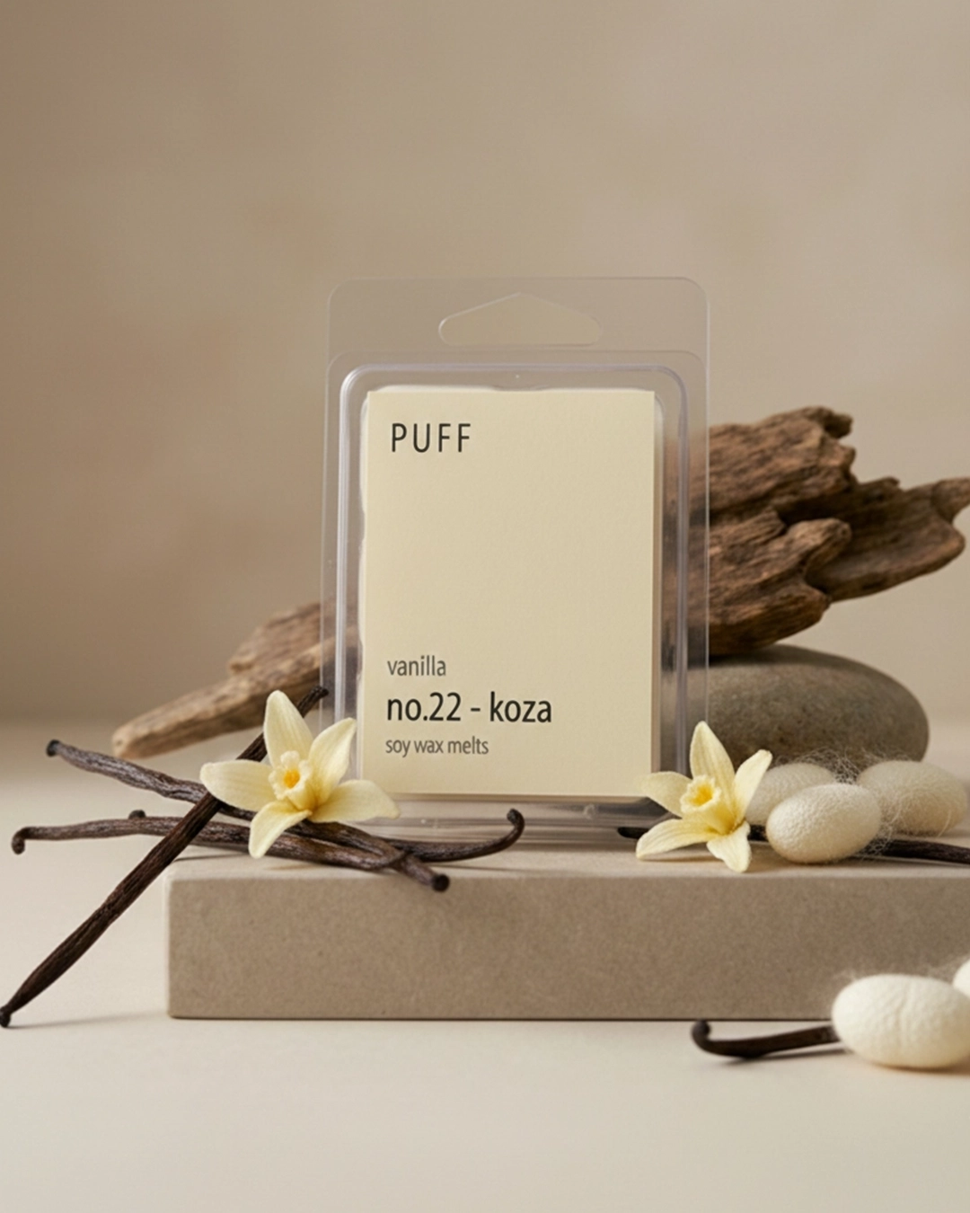 PUFF No.22 Koza vanilya kokulu soya wax melts, vanilya çubukları ve doğal dekor üzerinde ürün görseli