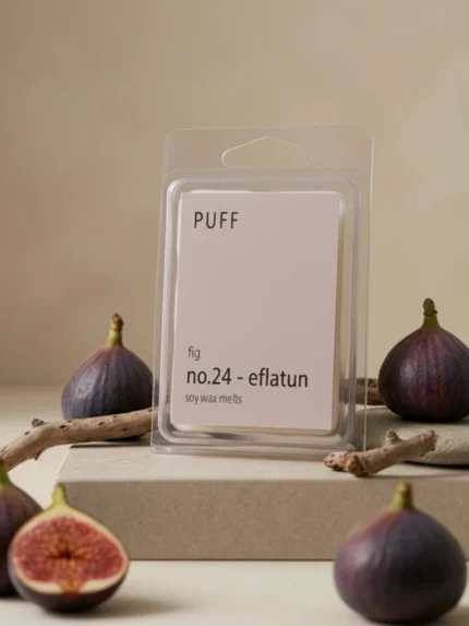 PUFF No.24 Eflatun incir kokulu soya wax melts, dekoratif taş zemin üzerinde taze incirlerle birlikte ürün görseli