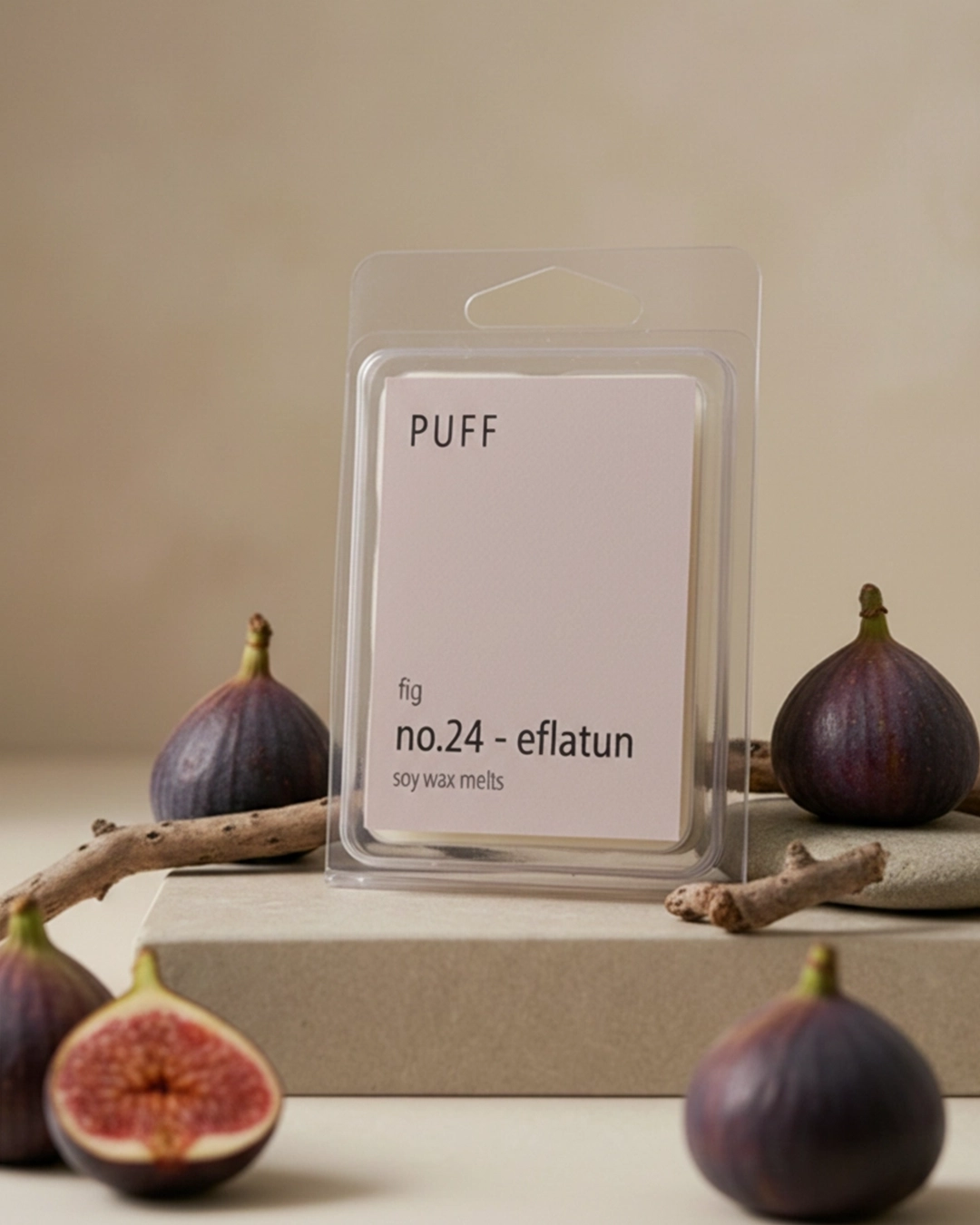 PUFF No.24 Eflatun – İncir Kokulu Soya Wax Melts PUFF No.24 Eflatun incir kokulu soya wax melts, dekoratif taş zemin üzerinde taze incirlerle birlikte ürün görseli