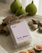 PUFF No.24 Eflatun incir kokulu soya wax melts, dekoratif taş zemin üzerinde taze incirlerle birlikte ürün görseli