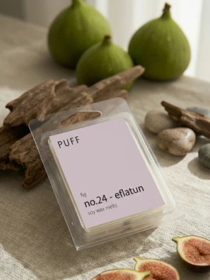 PUFF No.24 Eflatun incir kokulu soya wax melts, dekoratif taş zemin üzerinde taze incirlerle birlikte ürün görseli