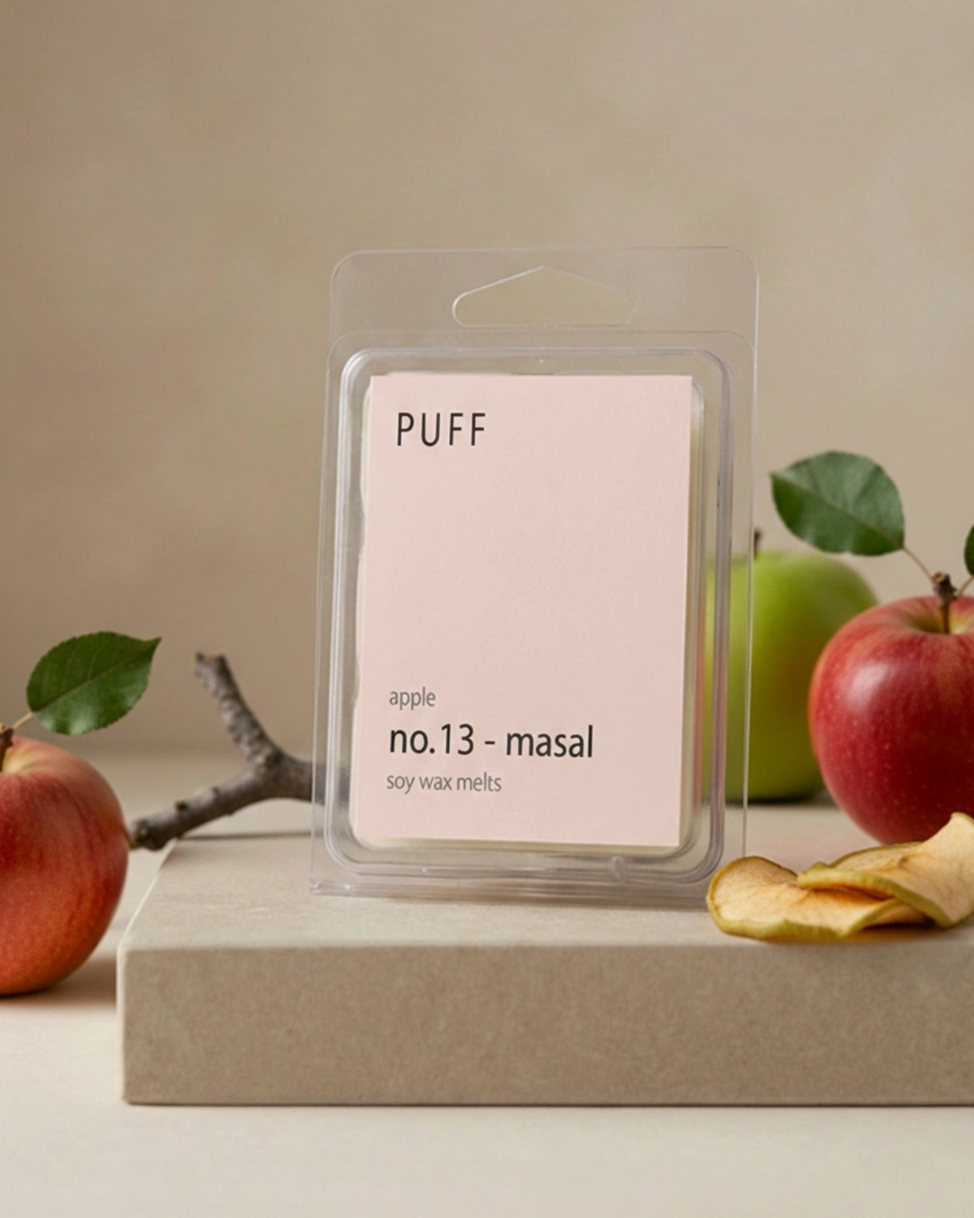 PUFF No.13 Masal – Elma Kokulu Buhurdanlık Mumu PUFF No.13 Masal elma kokulu soya wax melts, taze elmalar ve doğal dekor ile ürün görseli