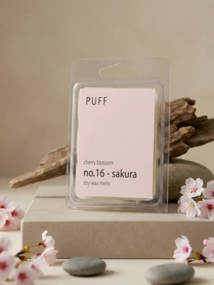 PUFF No.16 Sakura kiraz çiçeği kokulu soya wax melts, sakura çiçekleri ve doğal dekor ile ürün görseli
