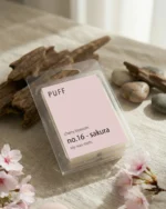 PUFF No.16 Sakura kiraz çiçeği kokulu soya wax melts, sakura çiçekleri ve doğal dekor ile ürün görseli