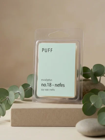 PUFF No.18 Nefes okaliptus kokulu soya wax melts, okaliptus yaprakları ve doğal dekor ile ürün görseli