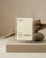 PUFF No.01 Mistik Ud ud ağacı kokulu soya wax melts ürünü, doğal taş ve odun detayları eşliğinde minimalist arka planda sergilenmiş.