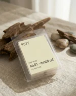 PUFF No.01 Mistik Ud ud ağacı kokulu buhurdanlık mumu, %100 doğal soya wax ile üretilmiştir. Derin ve odunsu aroması yaşam alanlarında lüks ve kalıcı bir atmosfer oluşturur. Buhurdanlıkta eritilerek kullanılır ve parafin içermez.