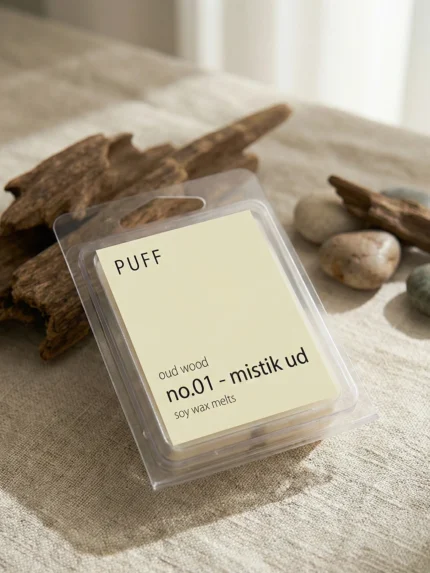 PUFF No.01 Mistik Ud ud ağacı kokulu buhurdanlık mumu, %100 doğal soya wax ile üretilmiştir. Derin ve odunsu aroması yaşam alanlarında lüks ve kalıcı bir atmosfer oluşturur. Buhurdanlıkta eritilerek kullanılır ve parafin içermez.