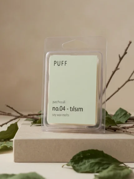 PUFF No.04 Tılsım paçuli kokulu soya wax melts, doğal yapraklar ve dekor ile ürün görseli