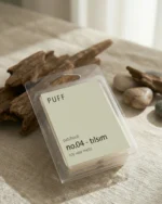 PUFF No.04 Tılsım paçuli kokulu soya wax melts, doğal yapraklar ve dekor ile ürün görseli