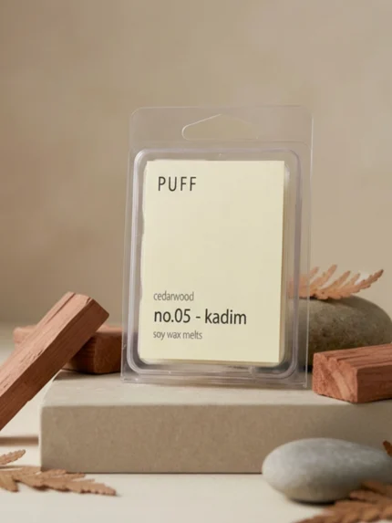 PUFF No.05 Kadim sedir ağacı kokulu soya wax melts, sedir ağacı parçaları ve doğal dekor ile ürün görseli