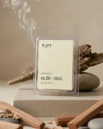PUFF No.06 Tütsü sandal ağacı kokulu soya wax melts, sandal ağacı parçaları ve doğal dekor ile ürün görseli