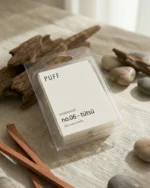 PUFF No.06 Tütsü sandal ağacı kokulu soya wax melts, sandal ağacı parçaları ve doğal dekor ile ürün görseli