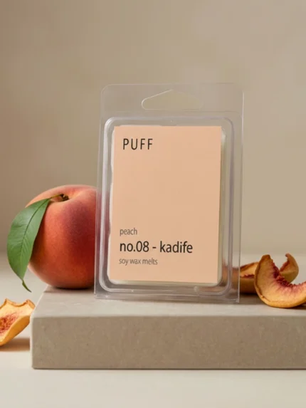 PUFF No.08 Kadife şeftali kokulu soya wax melts, taze şeftali ve doğal dekor ile ürün görseli