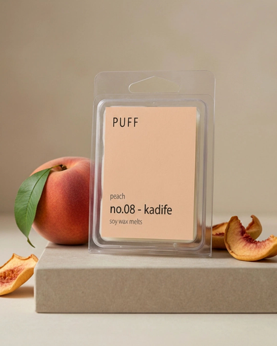 PUFF No.08 Kadife – Şeftali Kokulu Buhurdanlık Mumu PUFF No.08 Kadife şeftali kokulu soya wax melts, taze şeftali ve doğal dekor ile ürün görseli