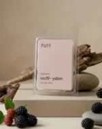 PUFF No.09 Yaban böğürtlen kokulu soya wax melts, taze böğürtlenler ve doğal dekor ile ürün görseli