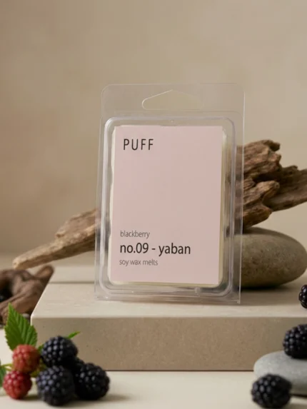 PUFF No.09 Yaban böğürtlen kokulu soya wax melts, taze böğürtlenler ve doğal dekor ile ürün görseli